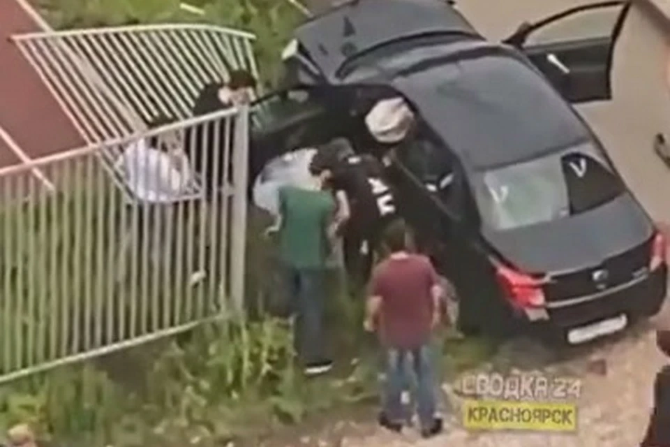 В Красноярске водитель потерял сознание за рулем и снес забор школы. Стоп-кадр видео