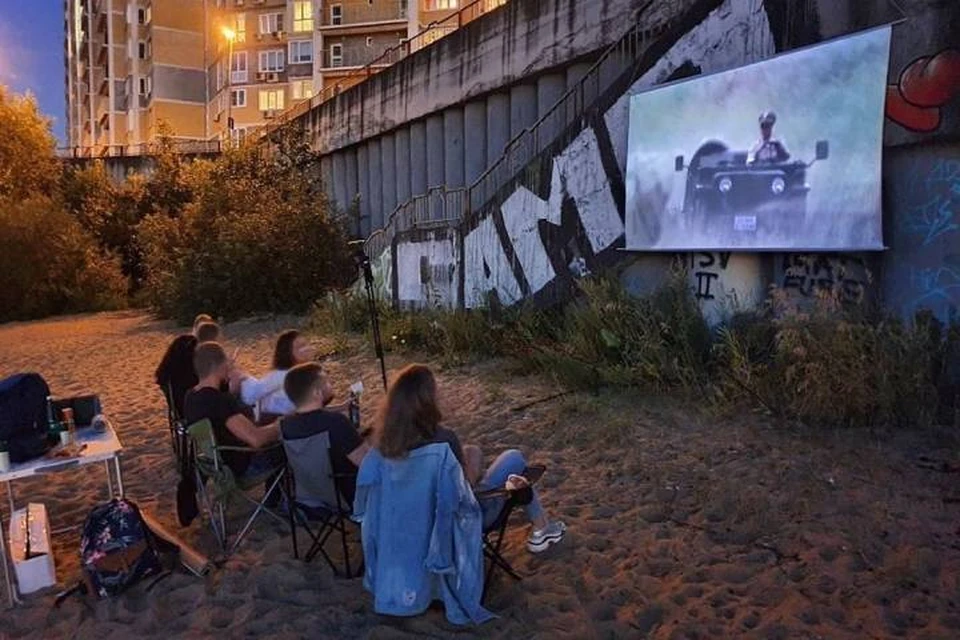 Жители Мещеры организовали кинотеатр под открытым небом. Фото: "Типичный Нижний Новгород"
