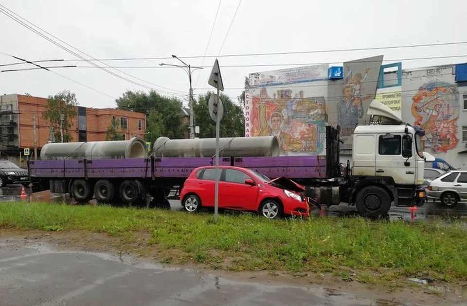 Иномарку грузовик развернул, это и спасло водителя.