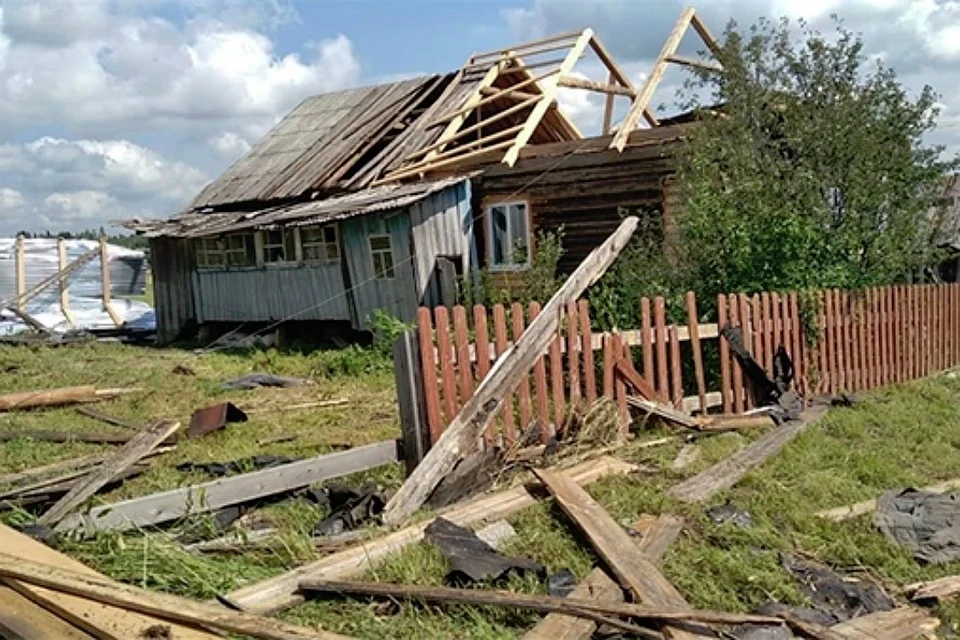 Несколько домов остались в буквальном смысле без крыши. Фото: vk.com/meteokirov