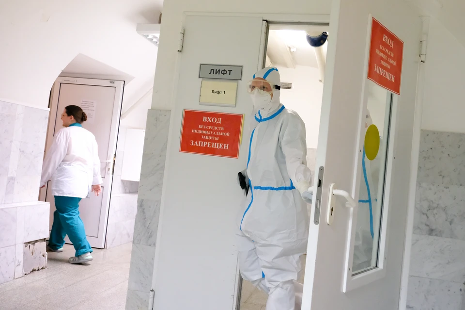 Выплаты медикам за работу с больными коронавирусом продлили в Петербурге