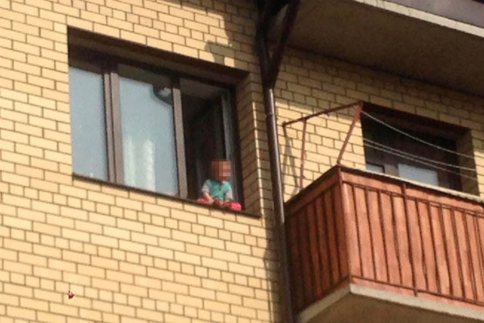 Маленькие дети гуляли в открытом окне четвертого этажа. ФОТО: группа "Подслушано в Ярославле" ВКонтакте