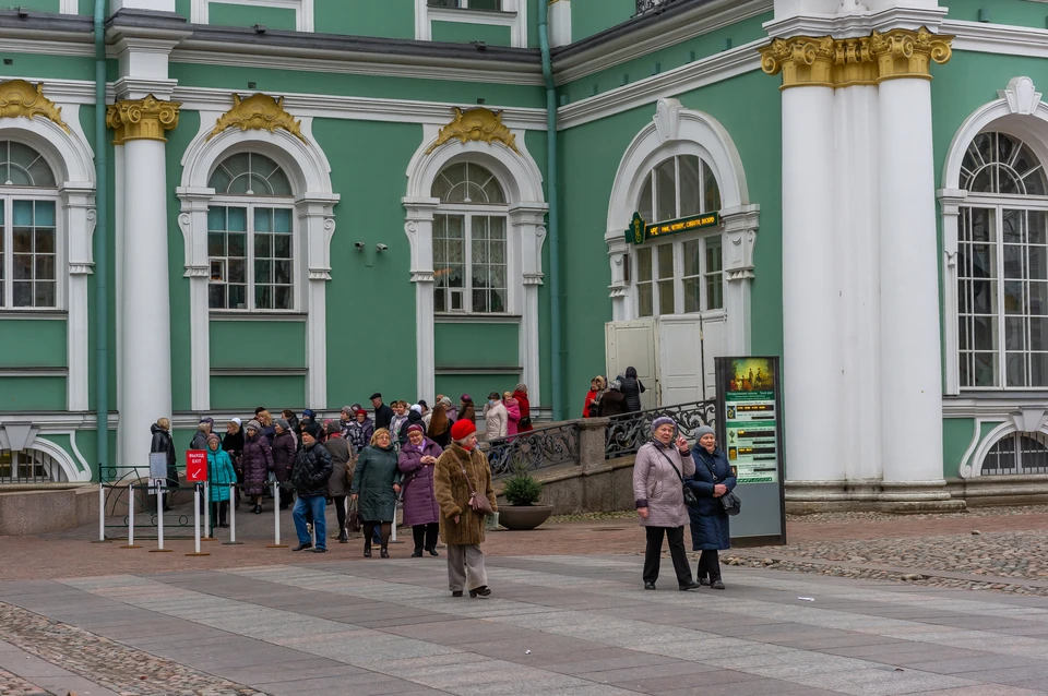 В Эрмитаже вернули групповые экскурсии.