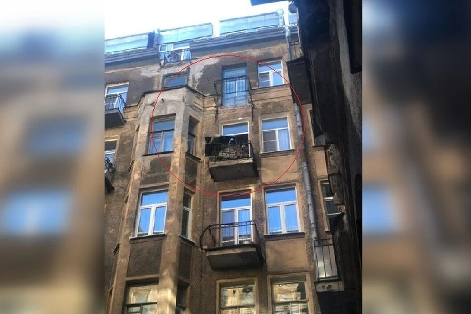 Балкон упал с пятого этажа Доходного дома Иоффа. Фото: "Невские новости".