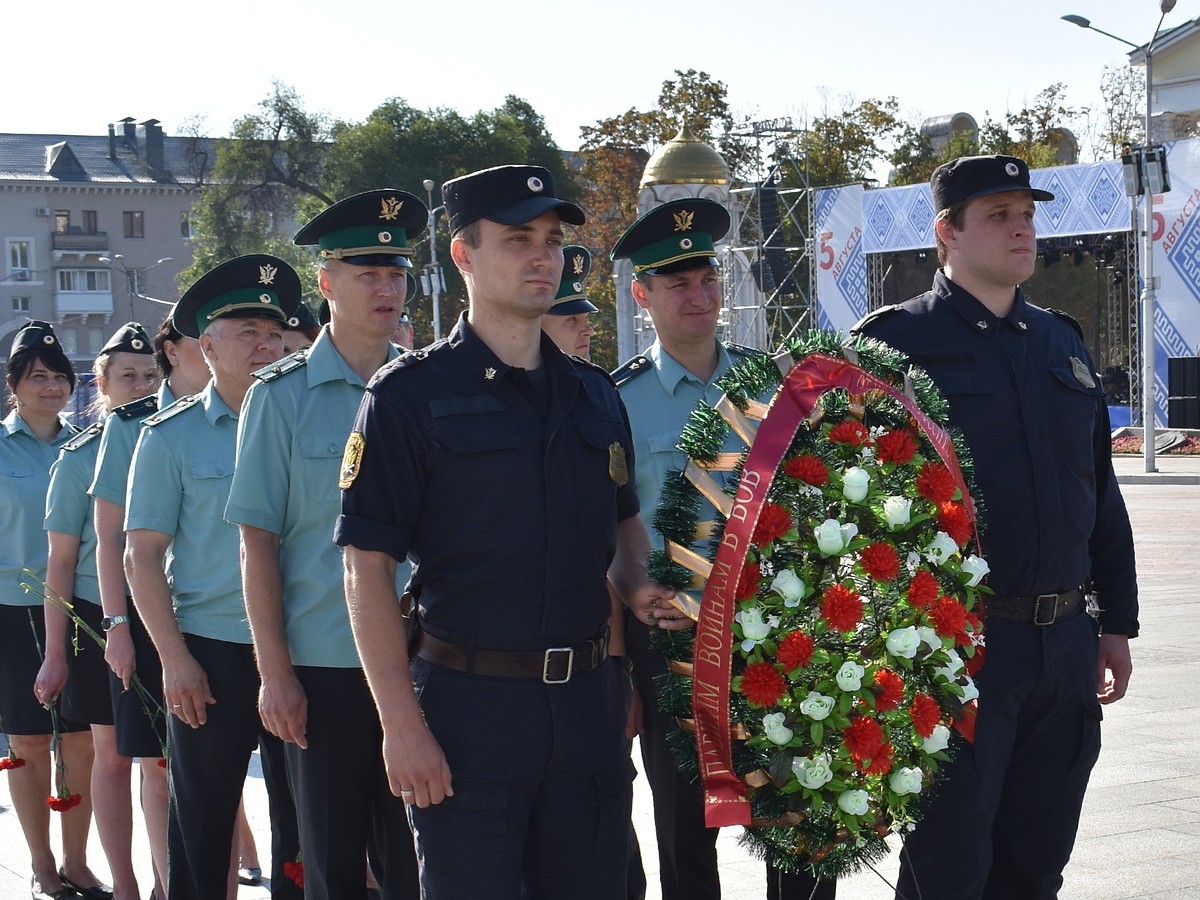 Белгородские судебные приставы отдали дань памяти освободителям города -  KP.RU