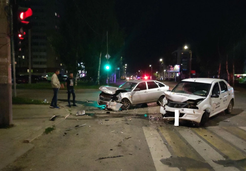 Renault Logan при повороте налево столкнулся со встречным автомобилем Lada Priora. Фото: vk.com/gibdd43