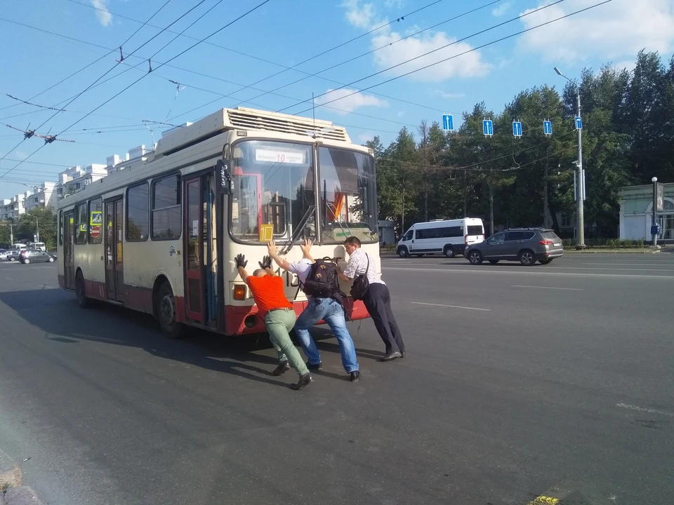 Мужчины приложили все свои силы, чтобы помочь троллейбусу. Фото: читатель КП-Челябинск.