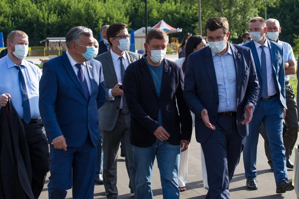 Глеб Никитин и Андрей Турчак возложили цветы к памятнику в парке Победы. Фото: Нижегородское региональное отделение партии «Единая Россия»