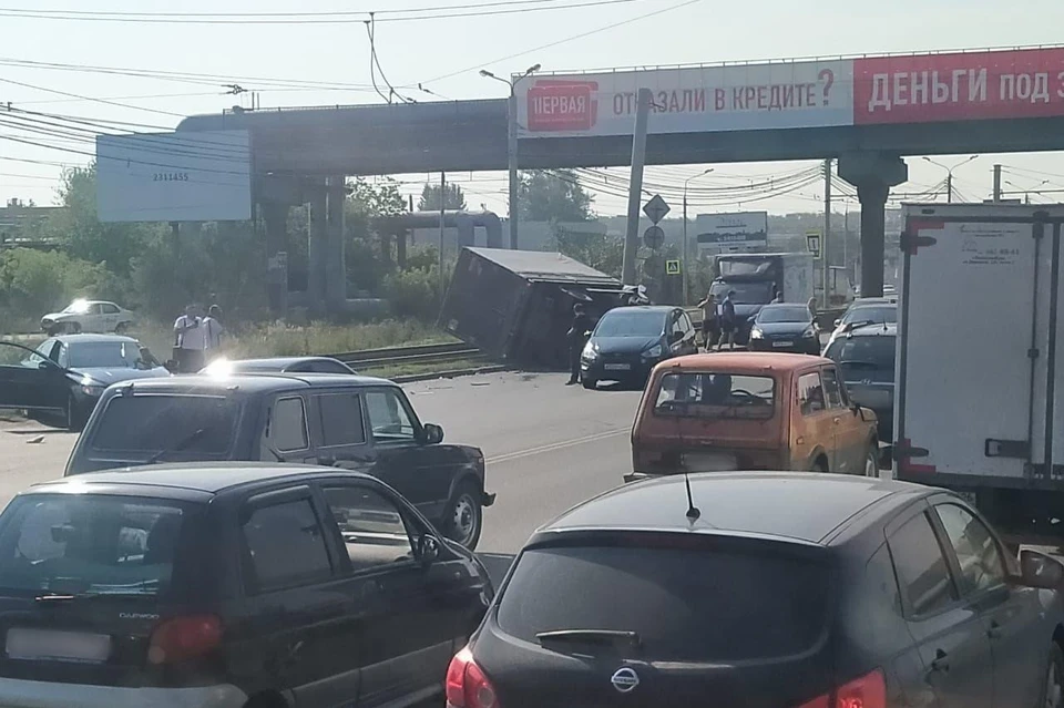 Грузовик завалился на бок Фото: читатель КП