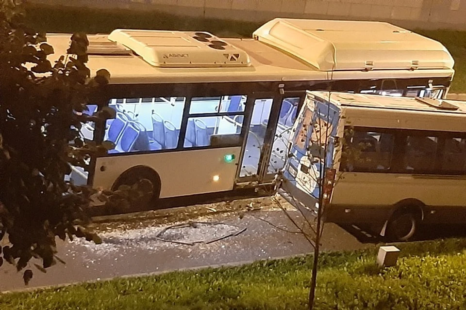 Шедший в парк автобус протаранил припаркованную маршрутку. Фото: vk.com/spb_today