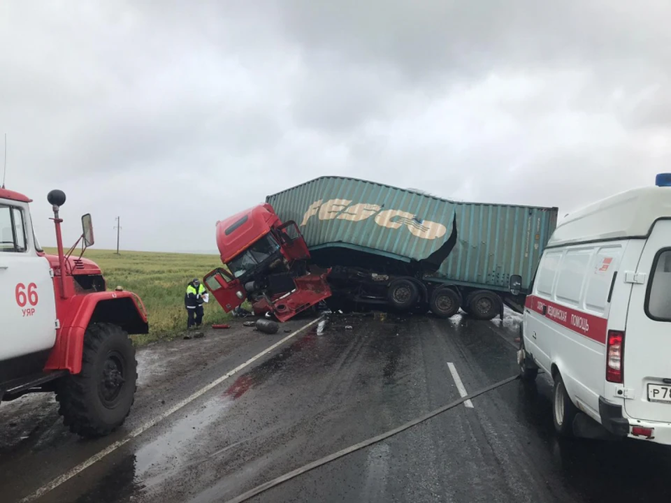 Водитель бензовоза погиб на месте, пострадал также мужчина за рулем Freightliner. Фото: УГИБДД ГУ МВД России по Красноярскому краю.