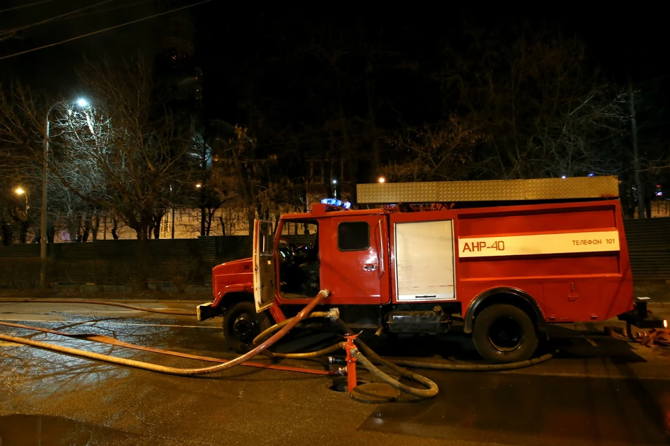 В Москве на улице Кременчугская, 21 загорелось административное трехэтажное здание