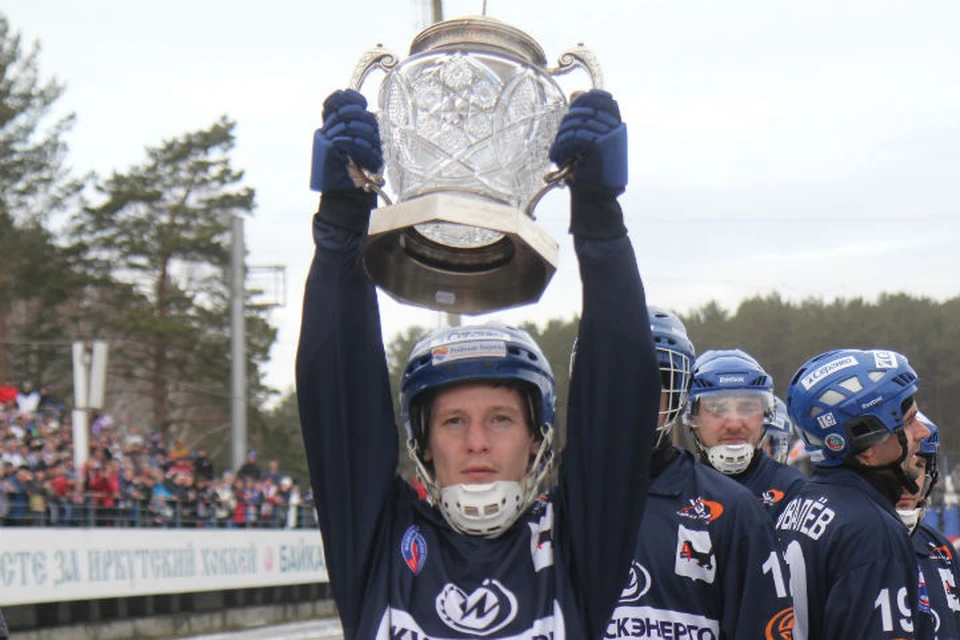 В октябре 2015 года хоккеисты "Байкал-Энергии" завоевали Кубок России на льду иркутского стадиона "Рекорд". На фото игрок бело-синих Павел Дубовик с трофеем.