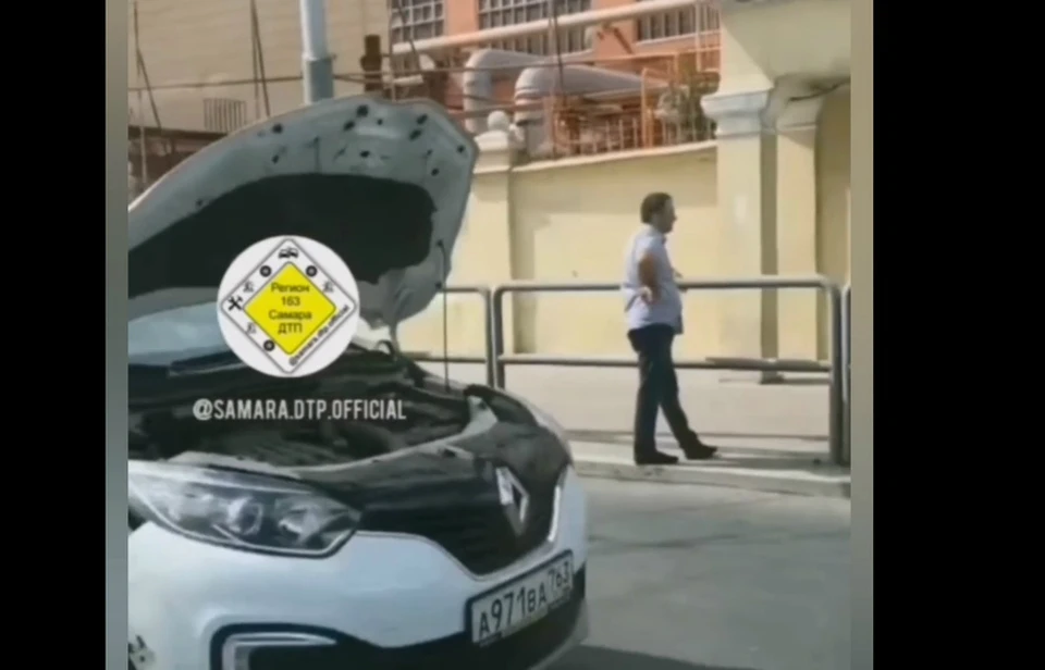 А аварии пострадали автомобиль, его водитель и пассажир. Фото: скрин видео