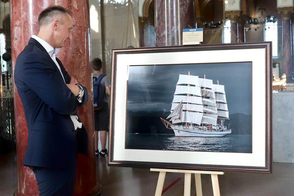 Выставка посвящена русским морякам, которые 200 лет назад под командованием Фаддея Беллинсгаузена и Михаила Лазарева открыли шестой континент – Антарктиду.