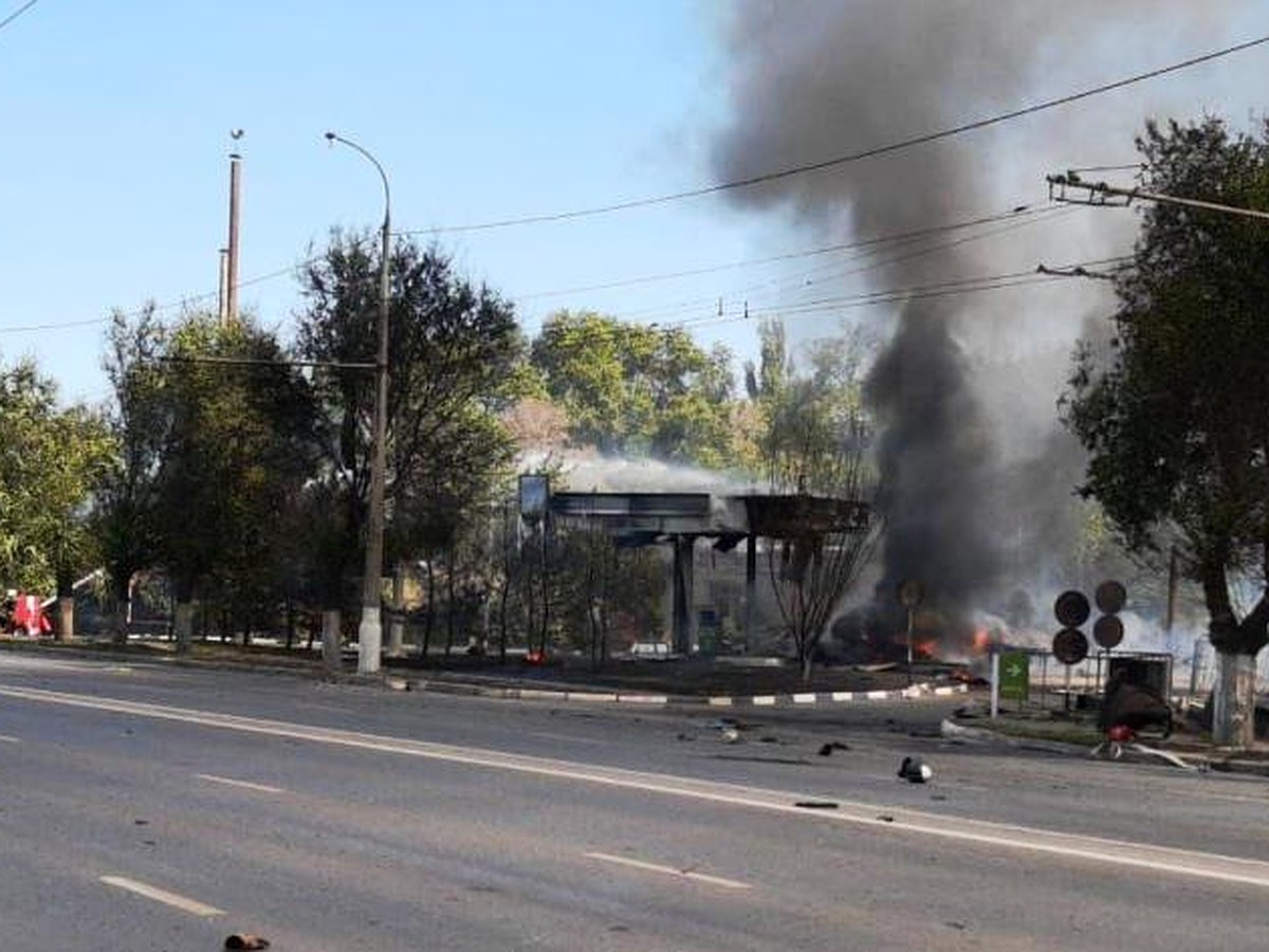 На севере Волгограда прогремели три взрыва: пожар на заправке - KP.RU