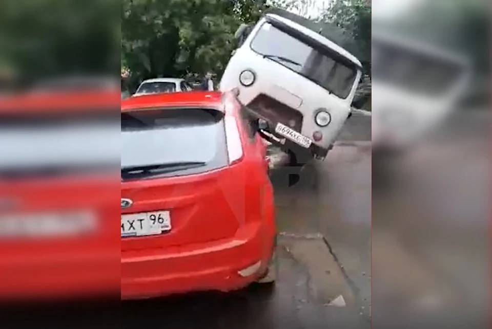 К несчастью для владельца Ford, водитель УАЗа оставил ключи в замке зажигания. Фото: скриншот видео