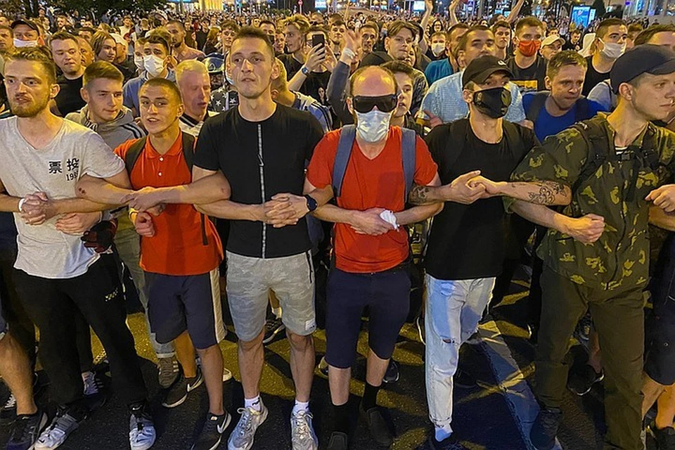 Участники вечернего протеста в центре Минска.