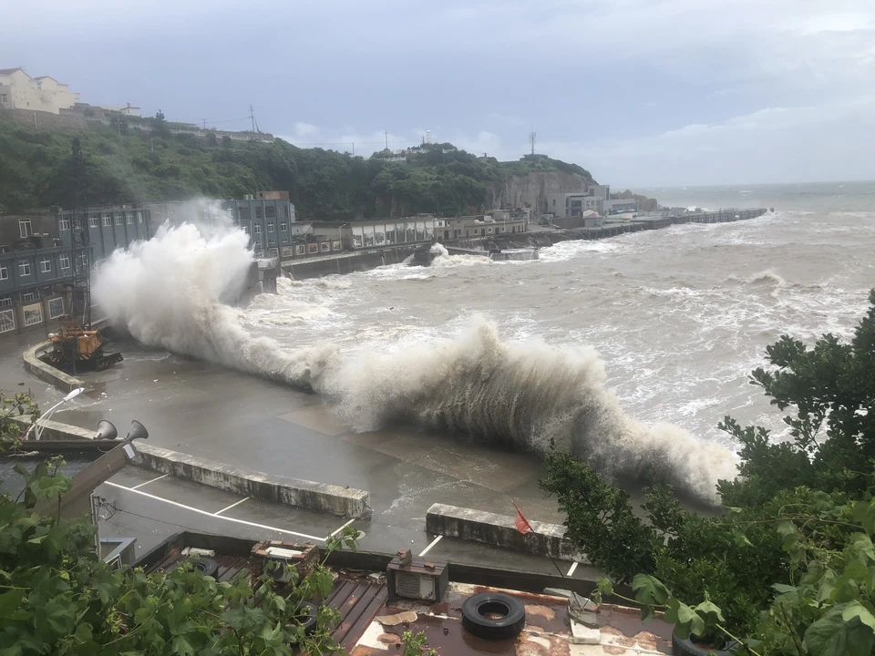 Мощный тайфун ударил по побережью Китая