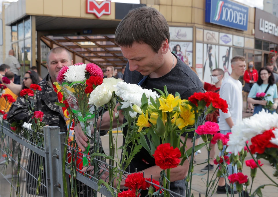 к месту гибели участника протеста белорусы весь день несли цветы