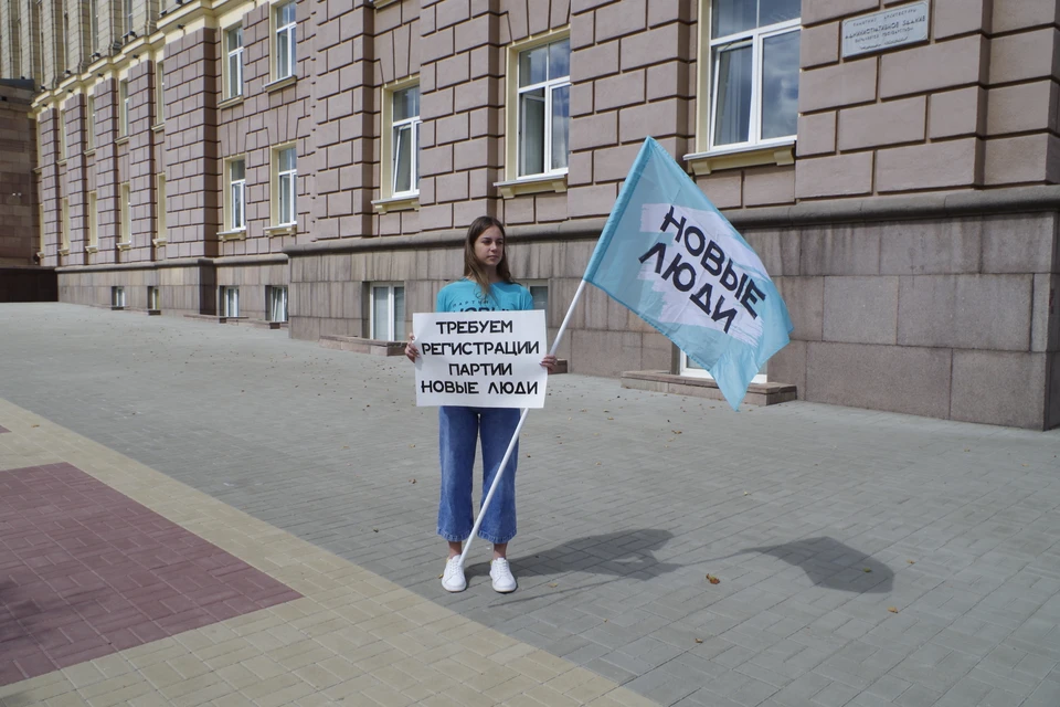 Чтобы привлечь внимание к проблеме, сторонники «НОВЫХ ЛЮДЕЙ» пришли к зданию Правительства Белгородской области.