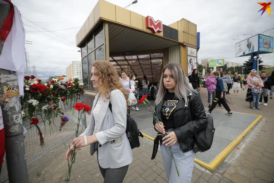Днем 12 августа люди продолжают нести цветы к станции метро Пушкинская, где погиб протестующий 10 августа