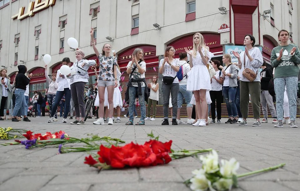 В городах Беларуси женщины выстроились в «цепочки солидарности». Фото: Наталия Федосенко/ТАСС