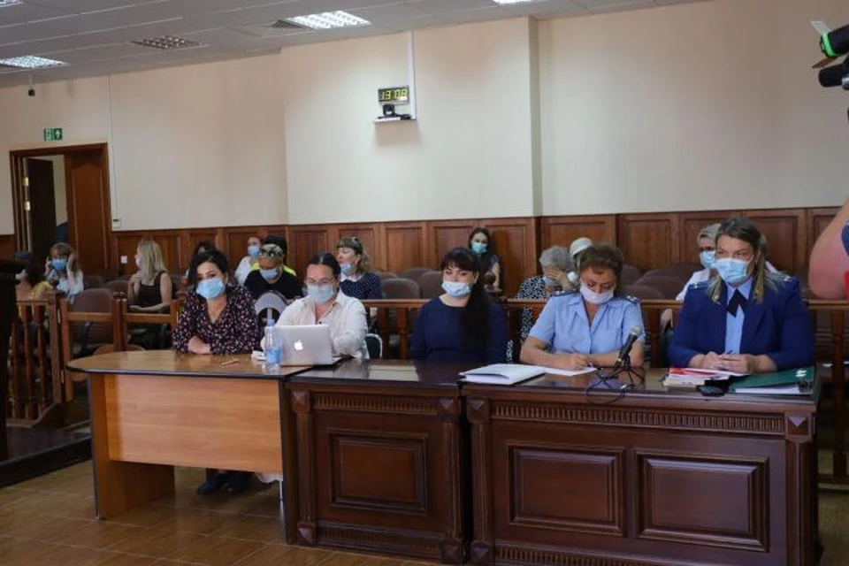 В четверг суд начал опрашивать потерпевшую - Замирахон Ахмедову, гражданку Узбекистана (на переднем плане третья слева).