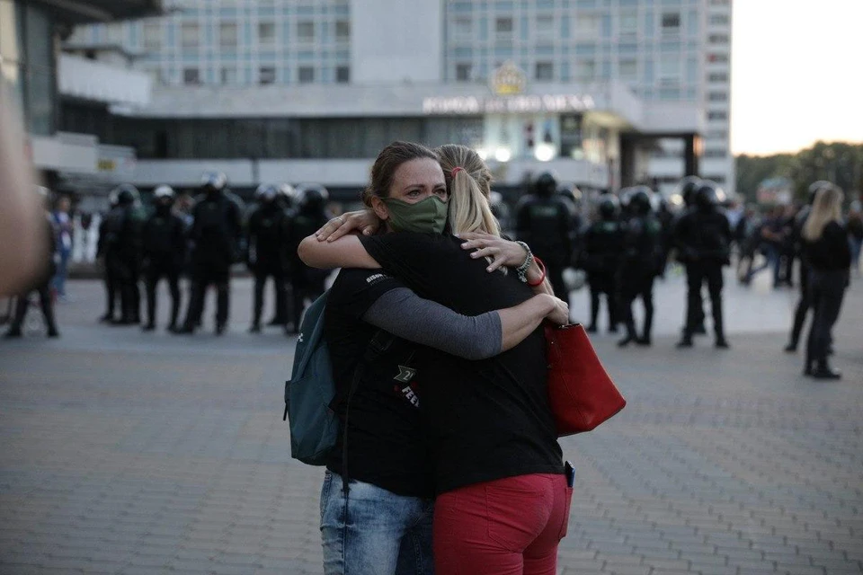К акции против насилия присоединились врачи, ученые, просто жители, которые выходят на улицы с цветами