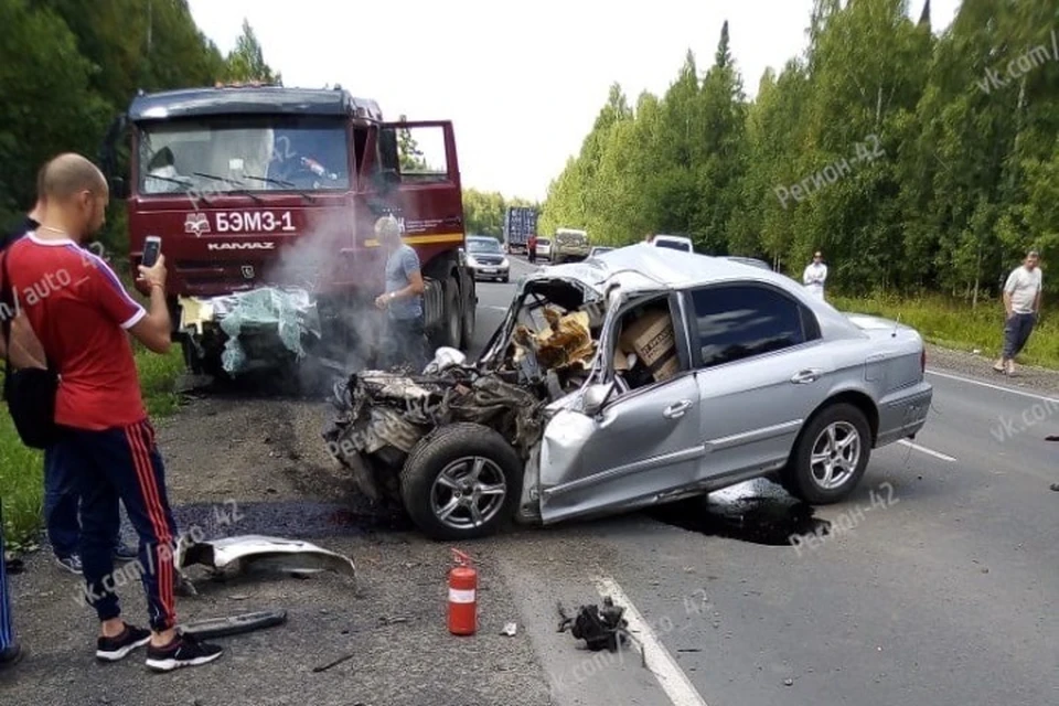 Два человека погибли с ДТП с КамАЗом на кузбасской трассе. ФОТО: vk.com, "Регион 42"