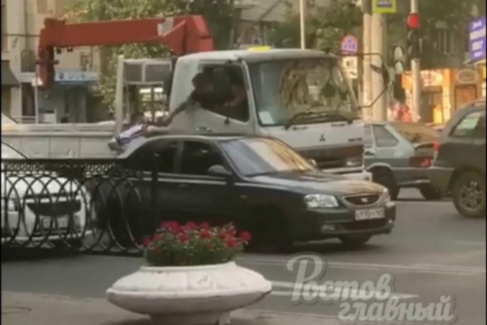 Водители устроили разборки и ДТП на проезжей части в Ростове. Фото: соцсети