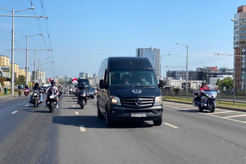 Мотоциклисты сопровождали траурный кортеж, перекрывая дороги на перекрестках.