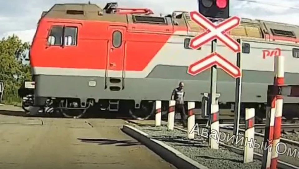 Омич шел в наушниках и, возможно, подшофе.