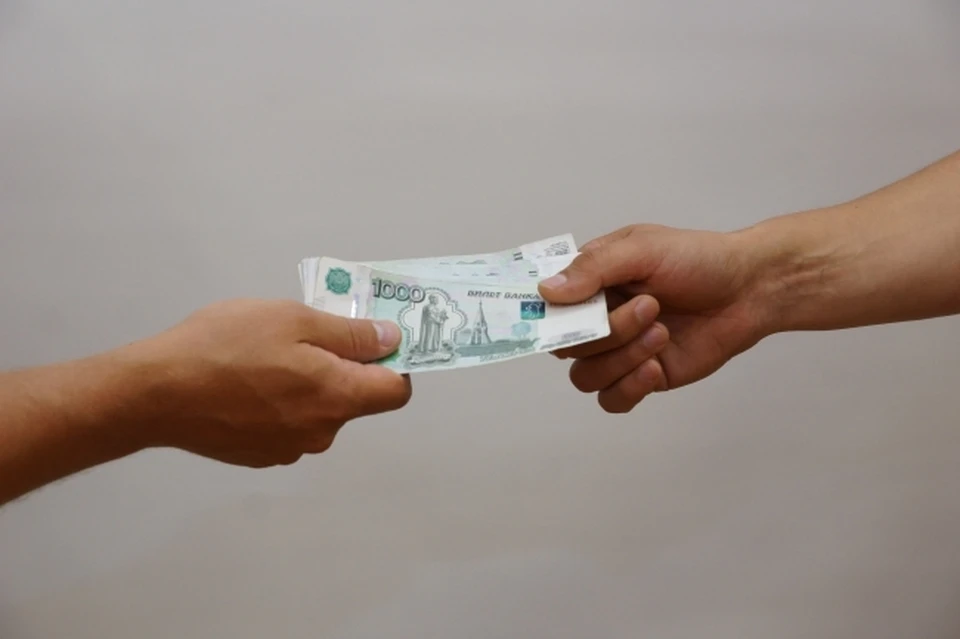 Работника онкологического диспансера в Астрахани осудили за мошенничество