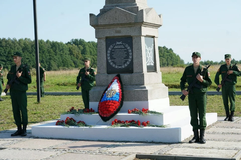 Обновленный мемориал установили на поле битвы три года назад.