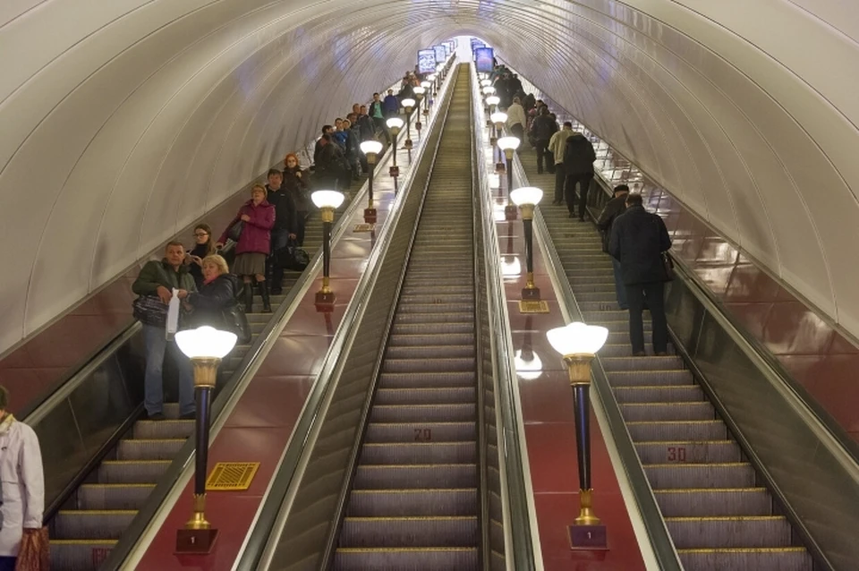 Пенсионерка упала с эскалатора на станции метро "Гостиный двор".