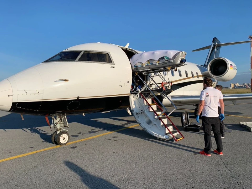 Политик уже находится на борту медицинского самолета, который доставит его в Германию. Фото: Twitter Киры Ярмыш