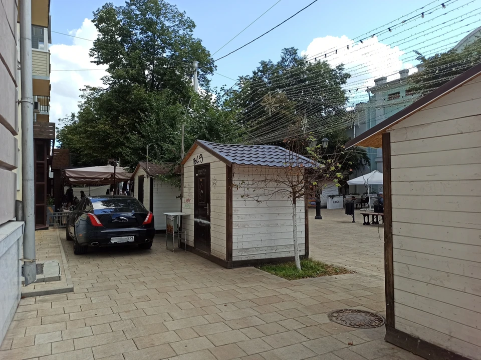 На улице Почтовой засняли припаркованный Jaguar. Фото: "Народная Рязань".