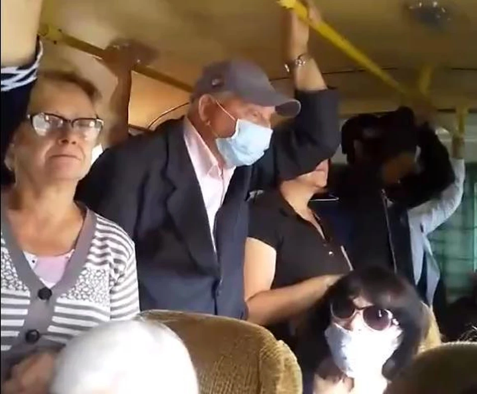 Пассажиры в тесном автобусе. Кадр из видео