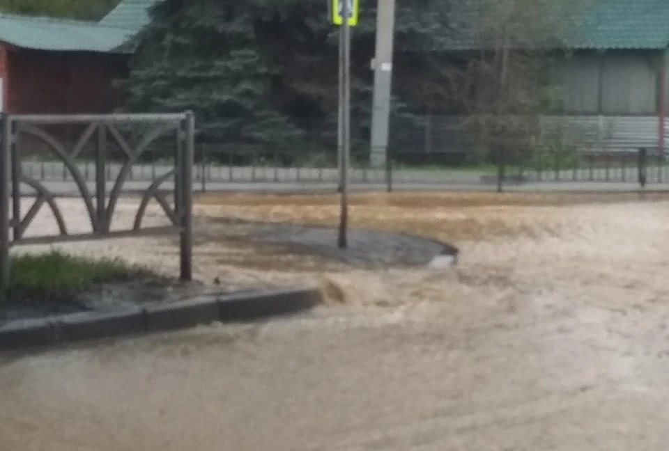 Грязная вода залила тротуар и проезжую часть. Фото: паблик "Инцидент Екатеринбург"
