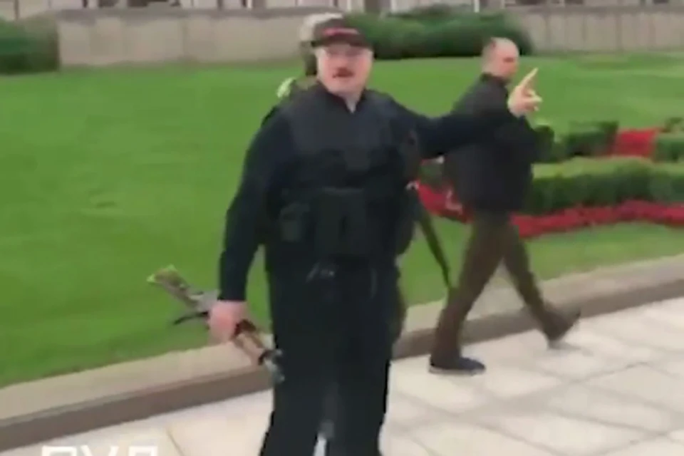 Батька с автоматом лукашенко. Лукашенко с автоматом. Лукашенко в бронежилете с автоматом. Лукашенко с автоматом. Лукашенко в бронежилете с автоматом.