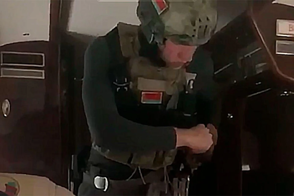 Опубликовано видео Коли Лукашенко в бронежилете в вертолете над Минском. Фото: кадр из видео