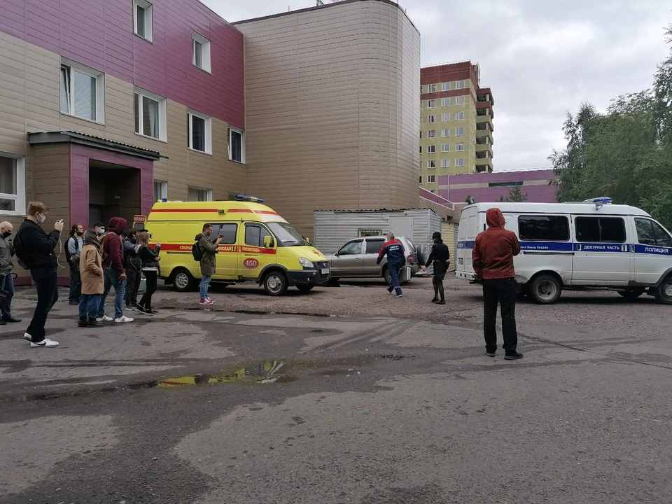 У входа в токсикологическое отделение БСМП-1, куда привезли Алексея Навального, постоянно дежурили люди.