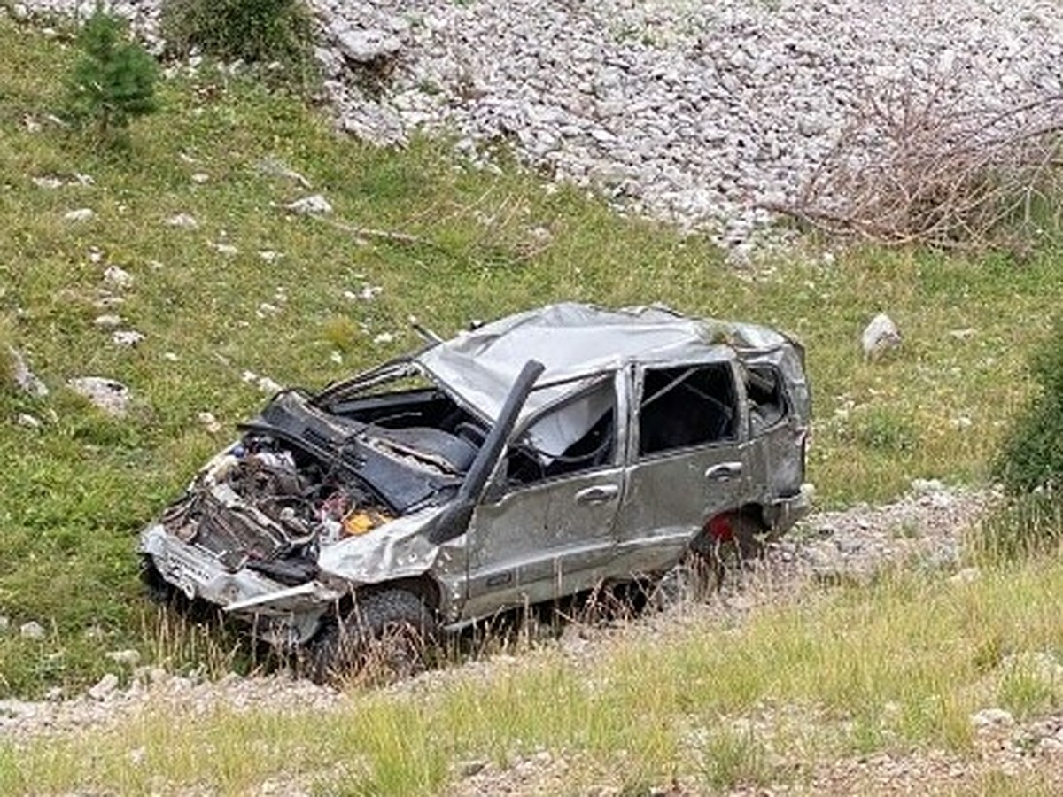 В Крымских горах автомобиль с туристами скатился в ущелье - KP.RU