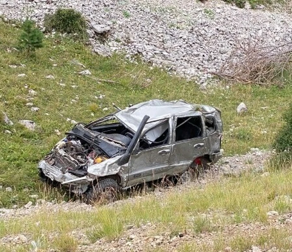 В Крымских горах автомобиль с туристами скатился в ущелье - KP.RU