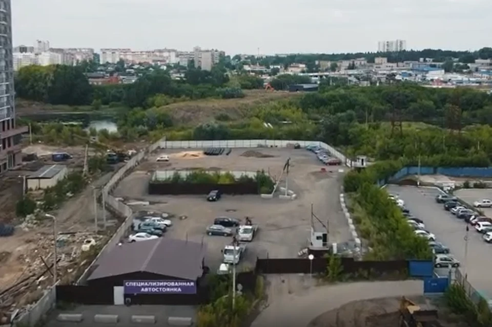 Стоянка, на которую увозили авто-нарушителей, сама оказалась незаконной. Фото: Челябинский урбанист