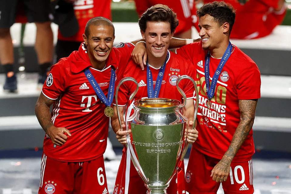 Футболисты "Баварии" с главным трофеем европейского футбола.