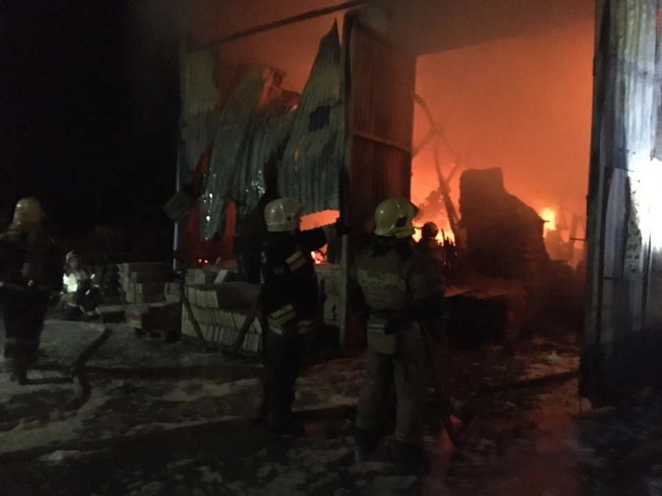 В Орле пожарные тушили полыхающий ангар