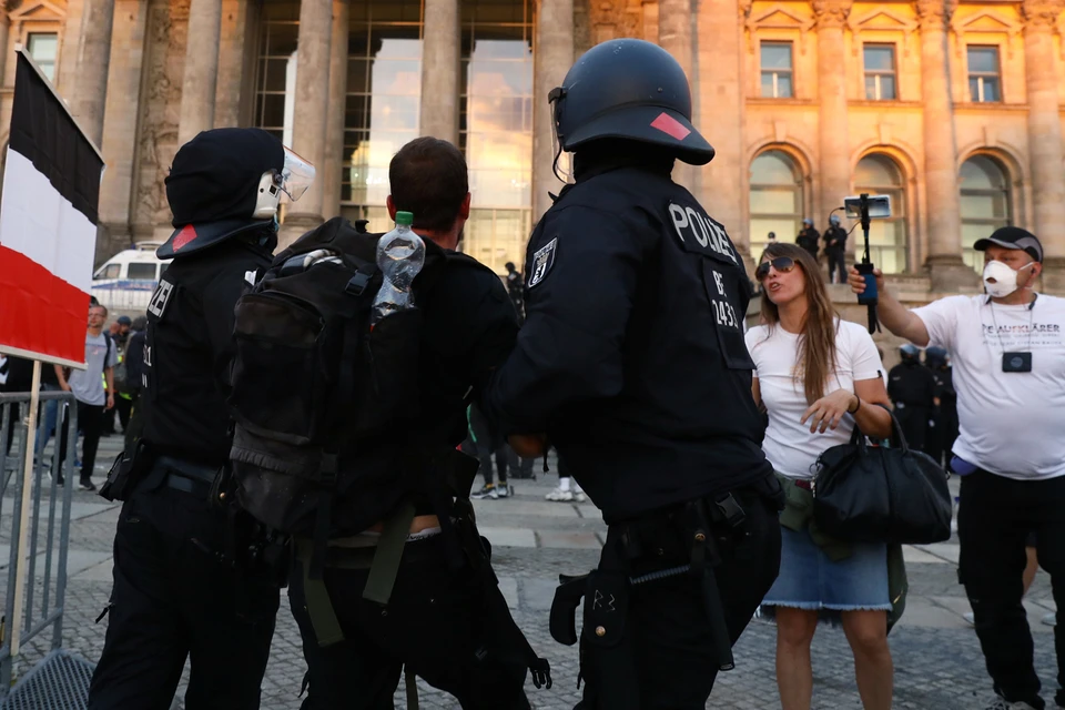 Массовые протесты против ограничительных мер в Берлине закончились задержаниями