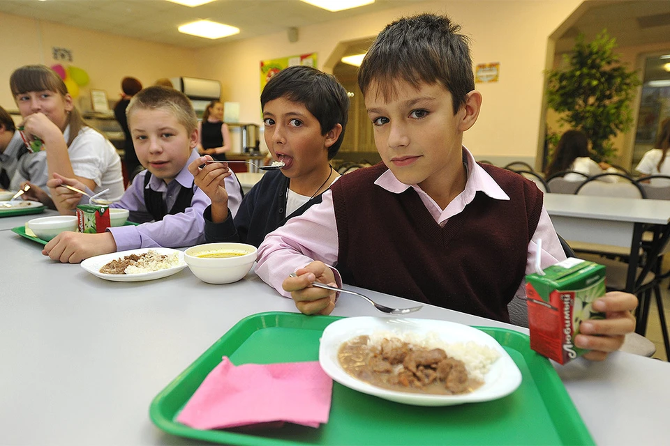 С 1 сентября учащихся начальных классов в школах должны кормить бесплатно.